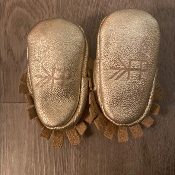 Freshly Picked Platinum Moccasins size 1 - Picture 6 of 7